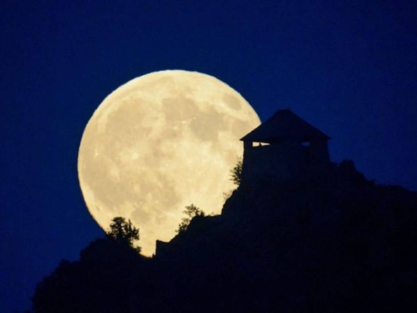 Mơ thấy mặt trăng có điềm báo gì và đánh con số nào?
