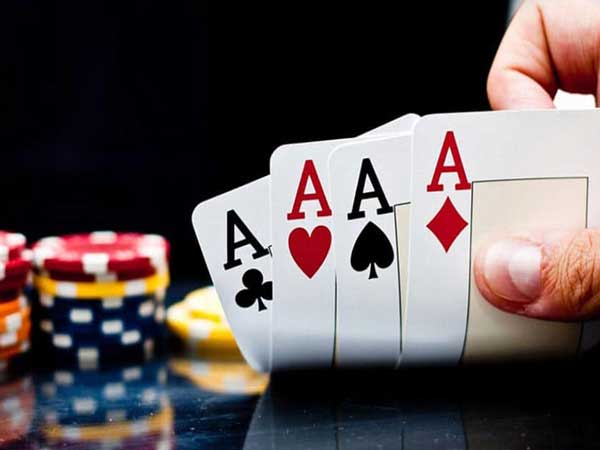 Cách chia bài Poker đó là thay nhau xào bài trừ khi có sẵn Dealer