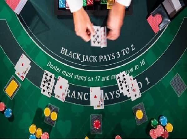 Blackjack là trò chơi bài bạc phổ biến với luật chơi đơn giản