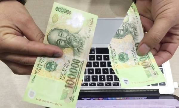 Nhìn thấy tiền rách điềm hên hay xui?
