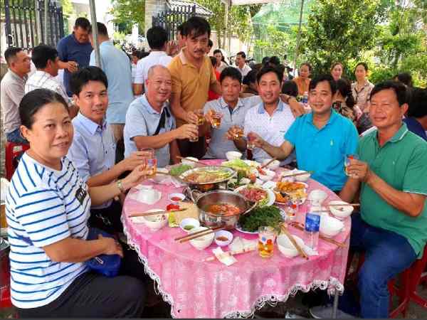 Thấy đi ăn đám giỗ