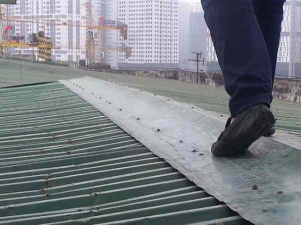 Nhìn thấy đi trên nóc nhà là sự thuận lợi hay trắc trở?