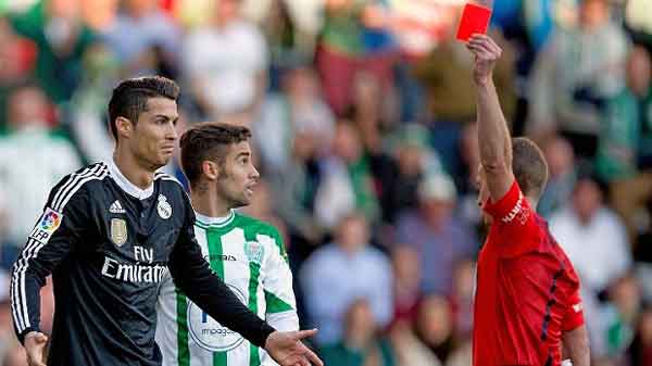 Tại Euro 2008, Ronaldo cũng có một pha nhận thẻ đỏ