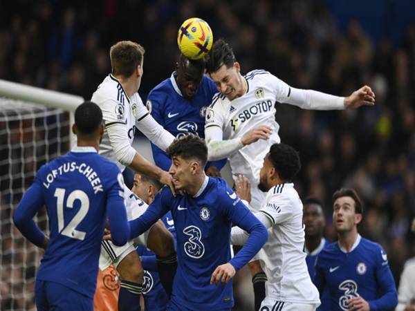 Leeds từng nhiều lần gây khó dễ cho Chelsea