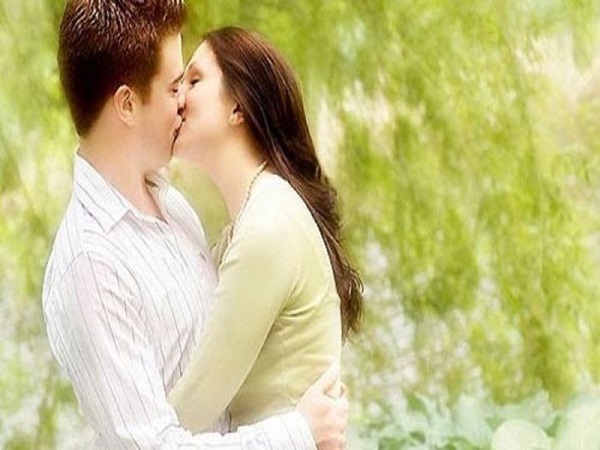 Nằm mơ thấy hôn người lạ là điềm gì, có số nào lộc phát?