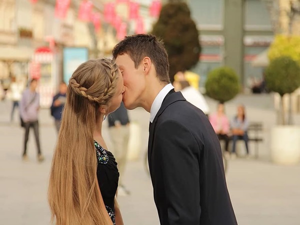 Nằm mơ thấy hôn người lạ là điềm gì, có số nào lộc phát?