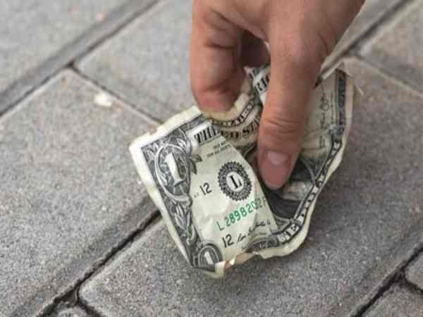 Nằm mơ thấy nhặt được tiền là điềm gì, số nào đại cát?