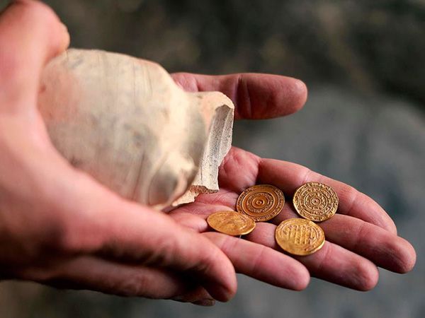 Giải mã nằm mơ thấy nhặt được vàng đánh con gì trúng thưởng?