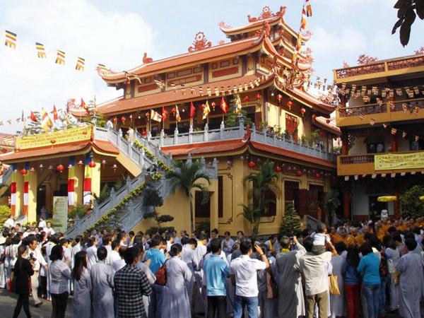 Giải mã nằm mơ thấy đi chùa đánh con gì, số mấy may mắn?