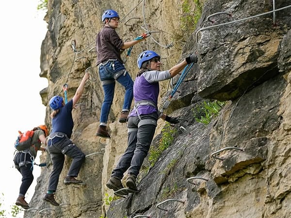 Giải mã nằm mơ thấy leo núi đánh con gì, số mấy may mắn?
